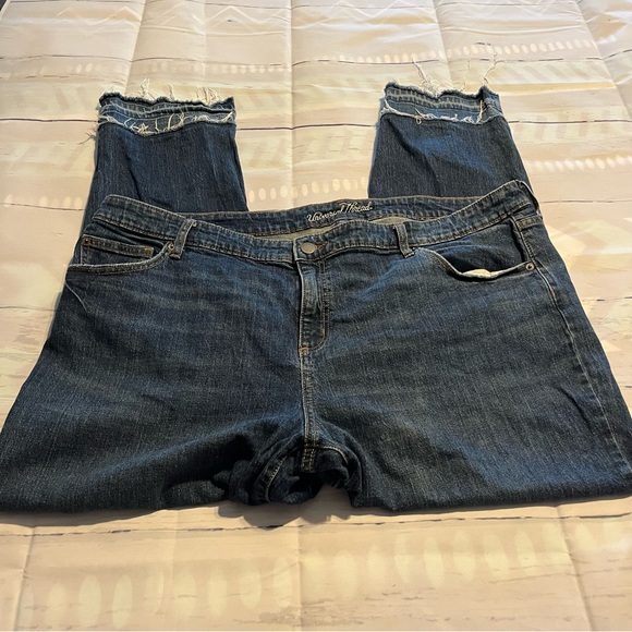 Universal Thread Distressed Bottom Denim Blue Jeans, Size 22W Boyfriend Fit - Picture 11 of 12
